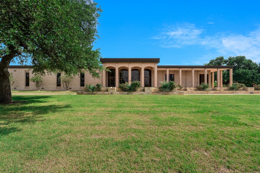 4604 Ben White Blvd E, Austin, TX à louer - Photo de l’immeuble – Image 2 sur 5