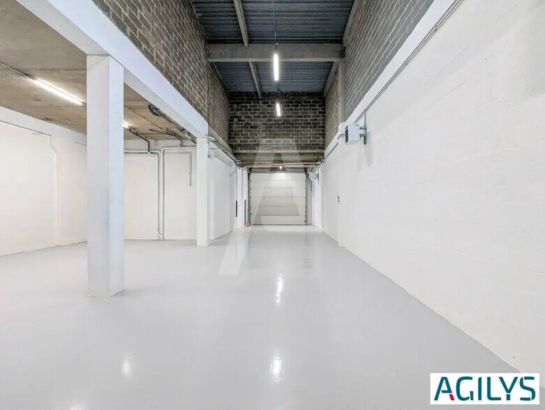 Local d’activités dans à louer - Photo de l’immeuble – Image 2 sur 6