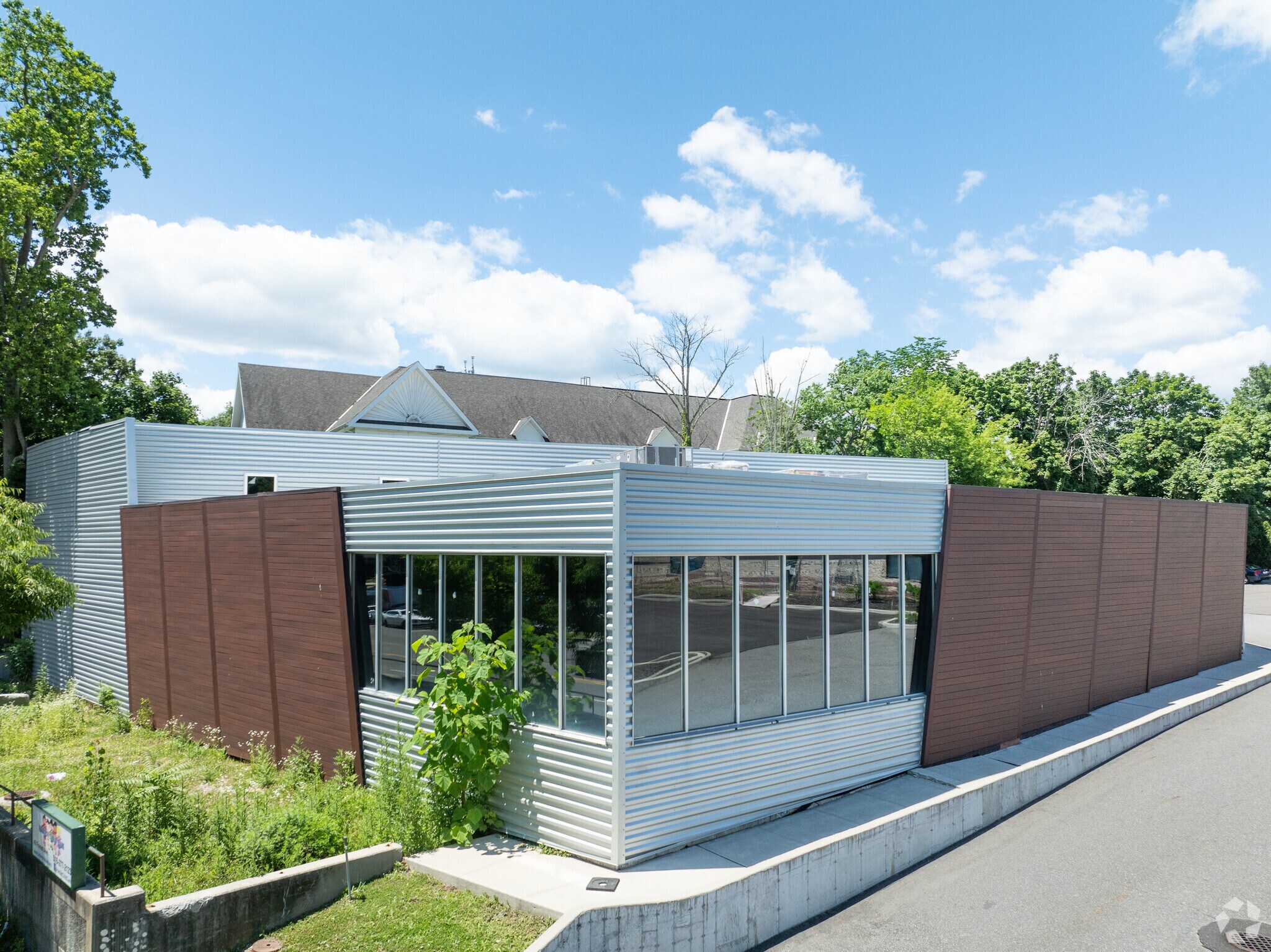 41 Forest Ave, Glen Cove, NY à louer Photo de l’immeuble– Image 1 sur 11