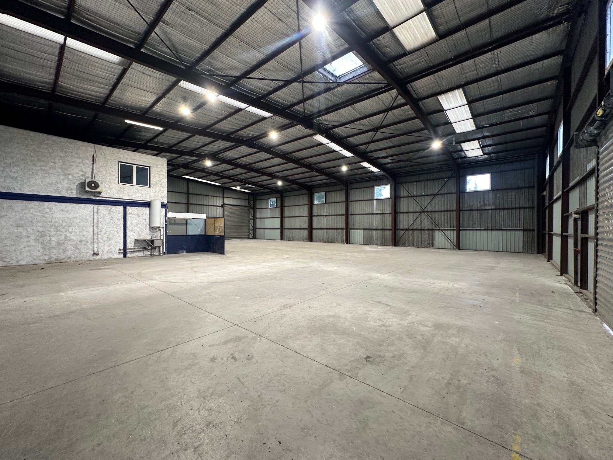 Local d’activités dans Velaux à louer Photo principale– Image 1 sur 8