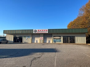 1321 Cedar Lane Rd, Greenville, SC à louer Photo de l’immeuble– Image 2 sur 3