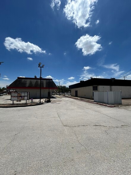 3908 Bellaire Blvd, Houston, TX à louer - Photo de l’immeuble – Image 3 sur 14