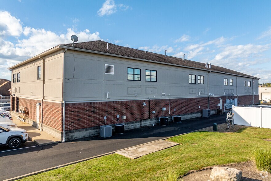 3631 Brookwall Dr, Akron, OH à louer - Photo de l’immeuble – Image 3 sur 5