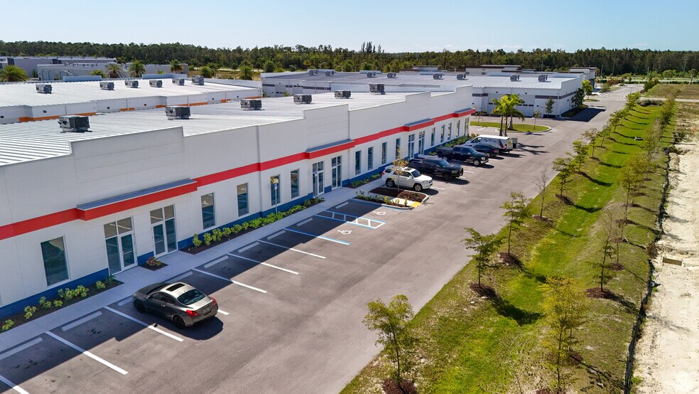 16350 Innovation Ln, Fort Myers, FL à louer - Photo de l’immeuble – Image 3 sur 9