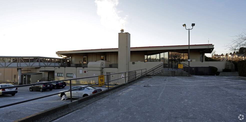 3150-3260 Broadway E, Vancouver, BC à louer - Photo de l’immeuble – Image 3 sur 9