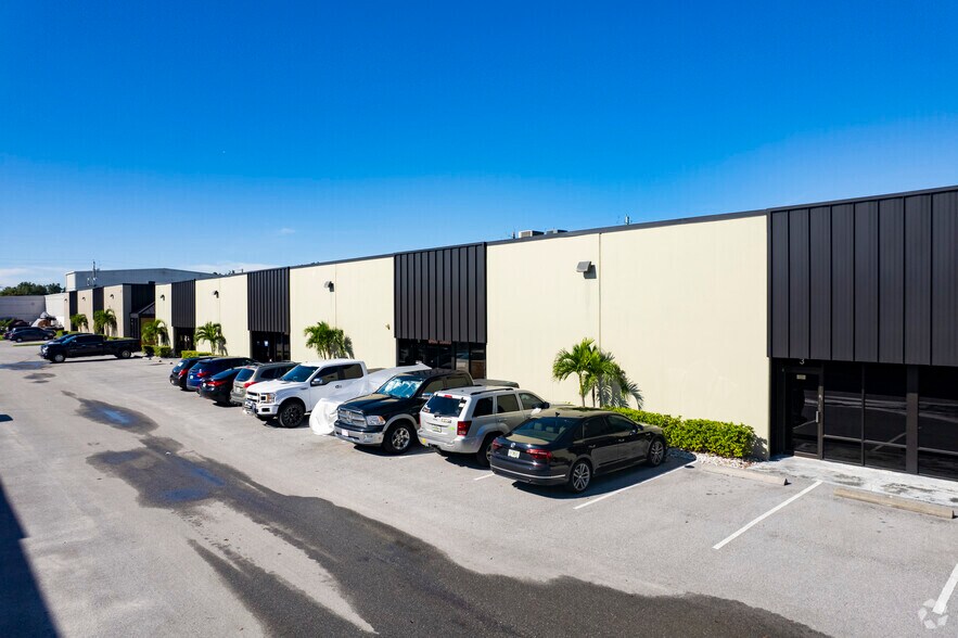 201 E Douglas Rd, Oldsmar, FL à louer - Photo de l’immeuble – Image 2 sur 6