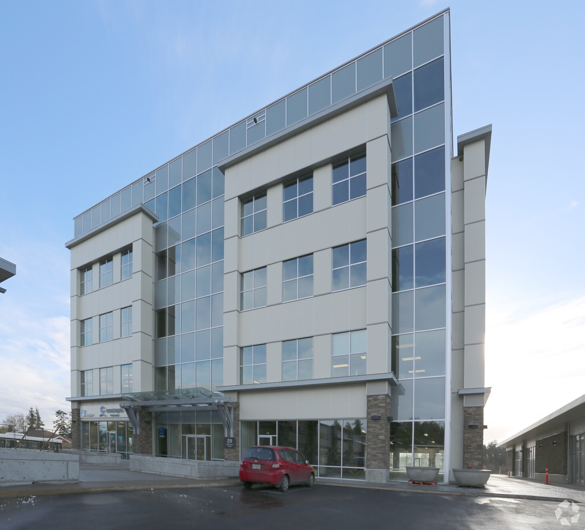 33 Helmcken Rd, View Royal, BC à louer Photo principale– Image 1 sur 7