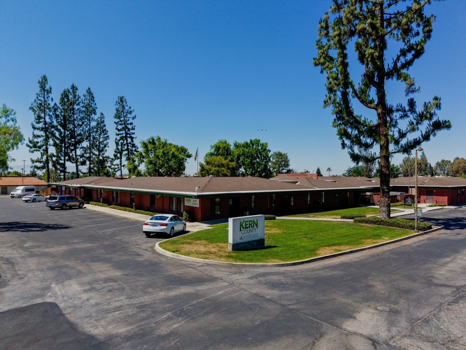 2525 N Chester Ave, Bakersfield, CA à vendre Photo de l’immeuble– Image 1 sur 9