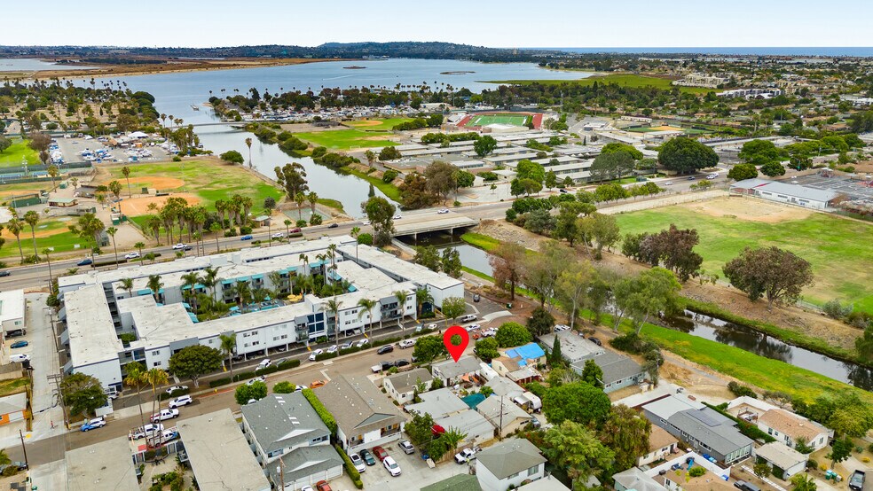 2630-2632 Hornblend St, San Diego, CA à vendre - Photo de l’immeuble – Image 2 sur 11