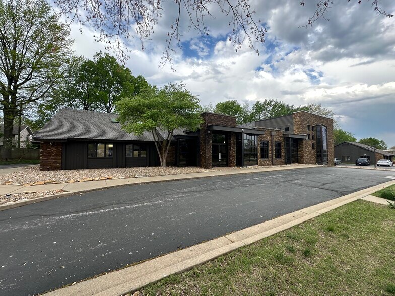 1200 E Woodhurst Dr, Springfield, MO à louer - Photo de l’immeuble – Image 2 sur 13