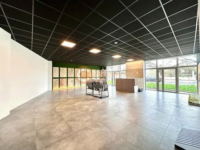 Plus de détails pour Local commercial à louer