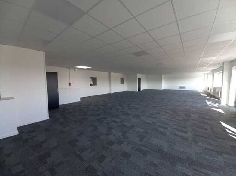 Local d'activités dans Marignane à vendre - Photo de l’immeuble – Image 3 sur 11