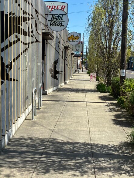 2709-2719 NE Sandy Blvd, Portland, OR à louer - Photo de l’immeuble – Image 2 sur 3