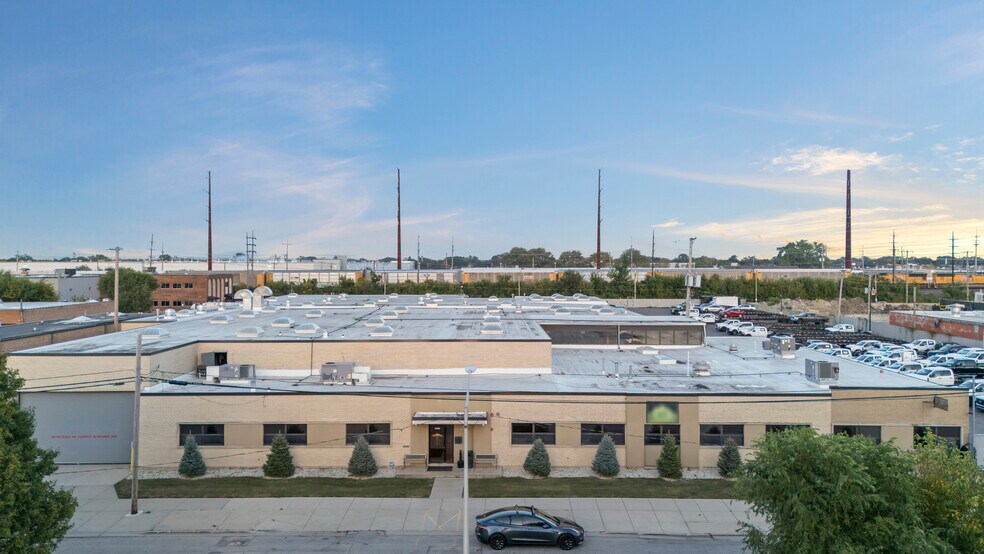 1529 N 31st Ave, Melrose Park, IL à louer - Photo de l’immeuble – Image 2 sur 57