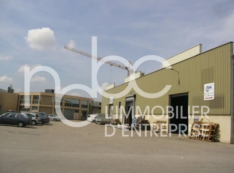 Local d’activités dans Chassieu à louer - Photo de l’immeuble – Image 1 sur 8