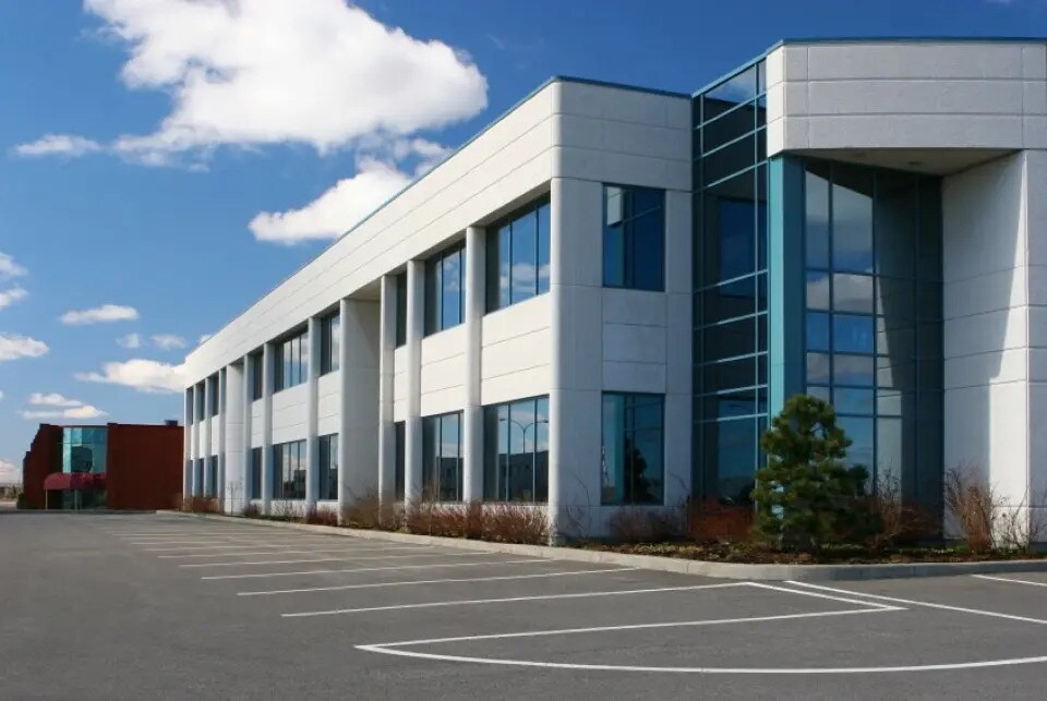 Local d’activités dans  à louer Photo de l’immeuble– Image 1 sur 2