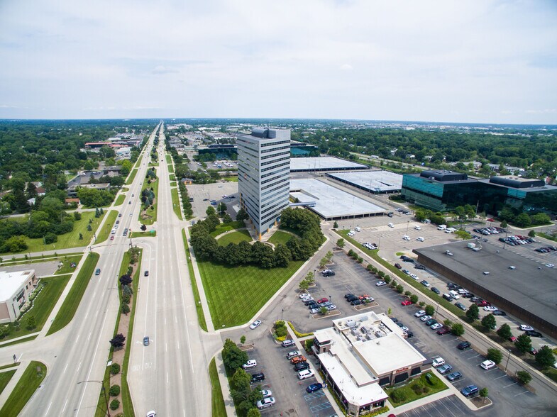 100 E Big Beaver Rd, Troy, MI à louer - Photo de l’immeuble – Image 2 sur 10