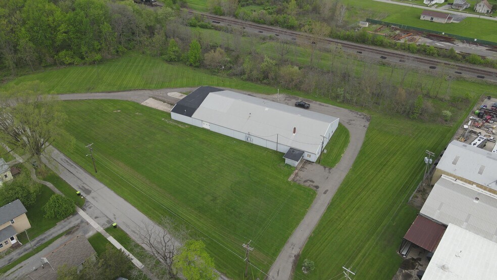 221 W Cherry St, Butler, IN à louer - Vidéo sur l’annonce professionnelle – Image 2 sur 13
