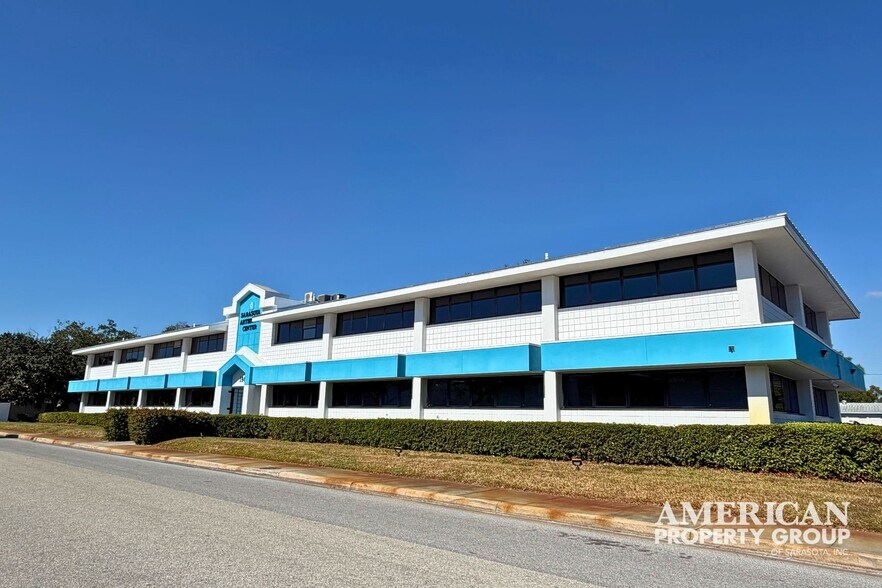 1945 Versailles St, Sarasota, FL à louer - Photo de l’immeuble – Image 3 sur 7