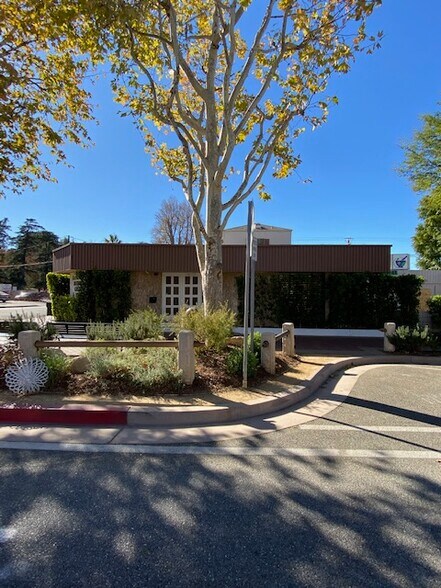 24237 Main St, Santa Clarita, CA à vendre - Photo de l’immeuble – Image 2 sur 20
