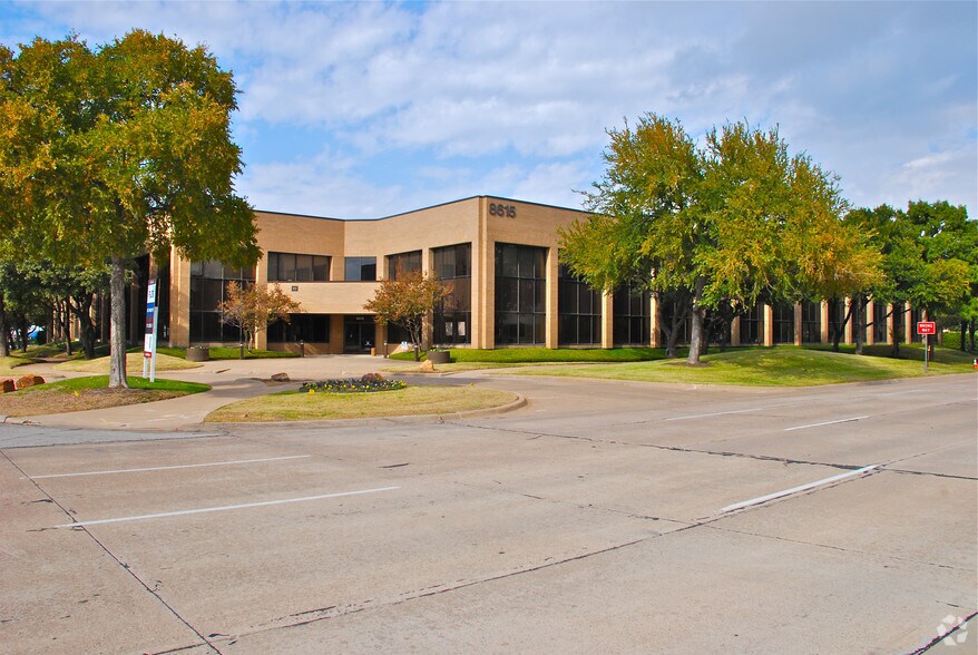 8615 Freeport Pky, Irving, TX à louer - Photo de l’immeuble – Image 3 sur 10