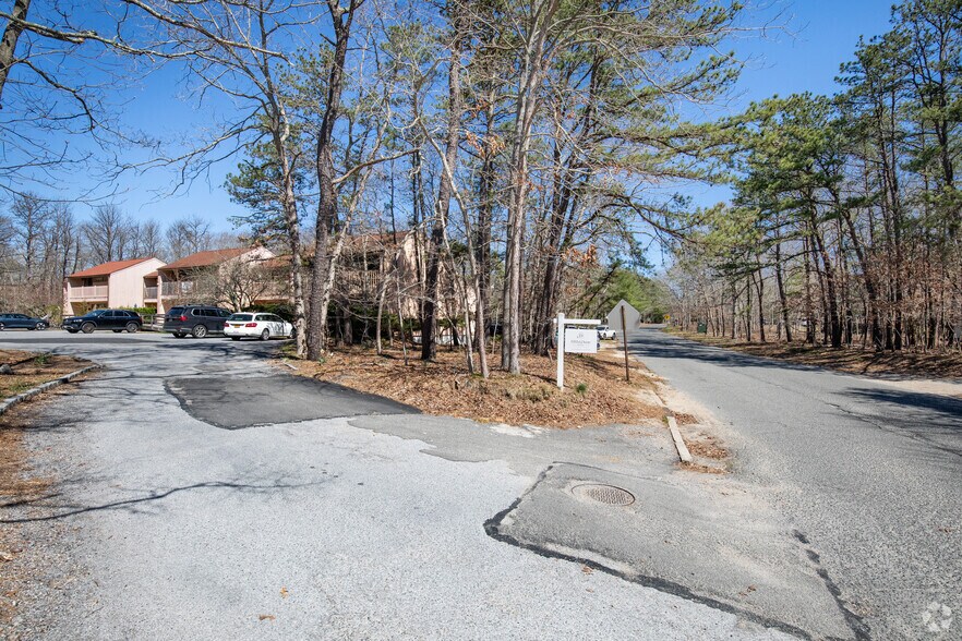 16 Goodfriend Dr, East Hampton, NY à louer - Photo de l’immeuble – Image 3 sur 24