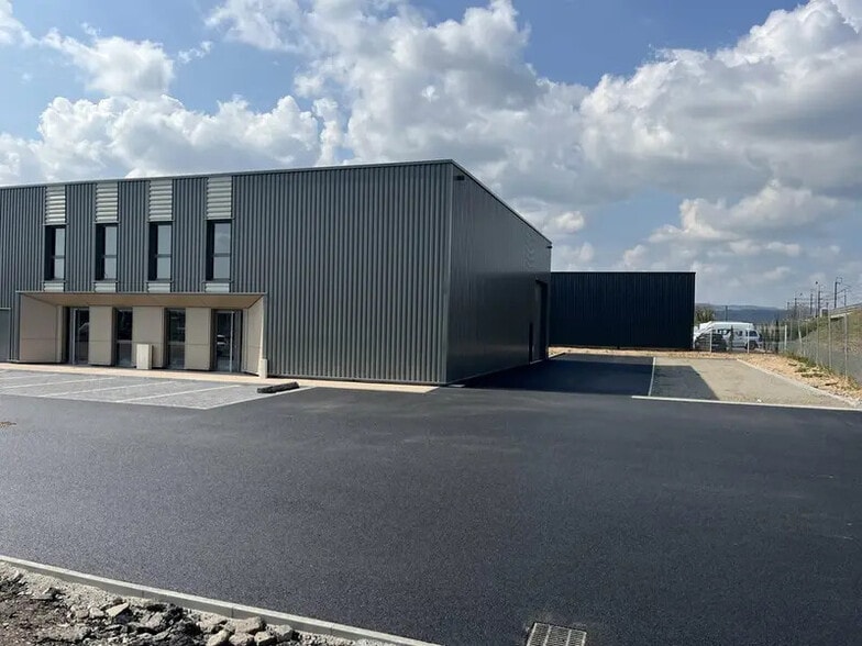 Local d'activités dans Varennes-lès-Mâcon à vendre - Photo de l’immeuble – Image 3 sur 4