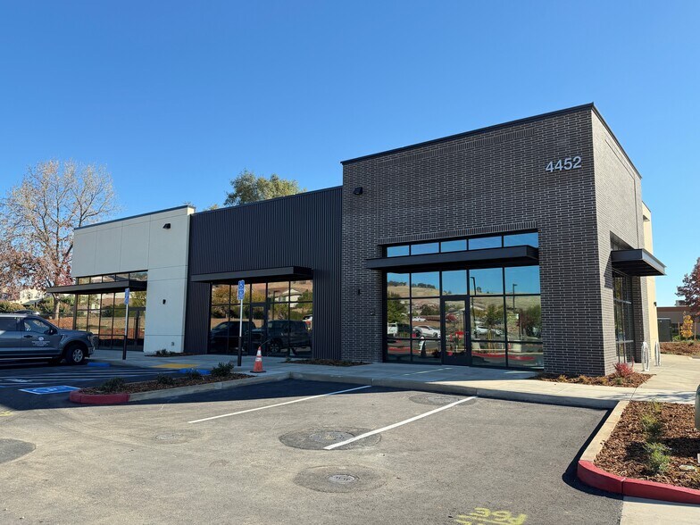 Latrobe Rd, El Dorado Hills, CA à louer - Photo de l’immeuble – Image 2 sur 4