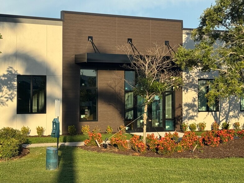 6355 Initiative Blvd, Sarasota, FL à louer - Photo de l’immeuble – Image 2 sur 31