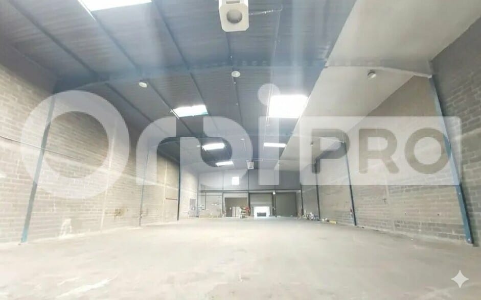 Local d’activités dans Wissous à louer - Photo de l’immeuble – Image 2 sur 5