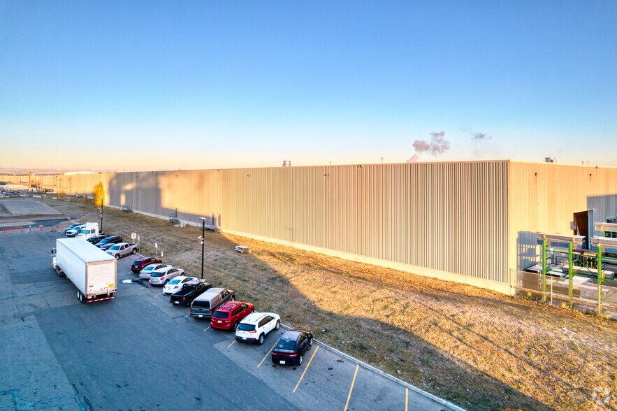 5555 69th Ave SE, Calgary, AB à louer - Photo de l’immeuble – Image 3 sur 4