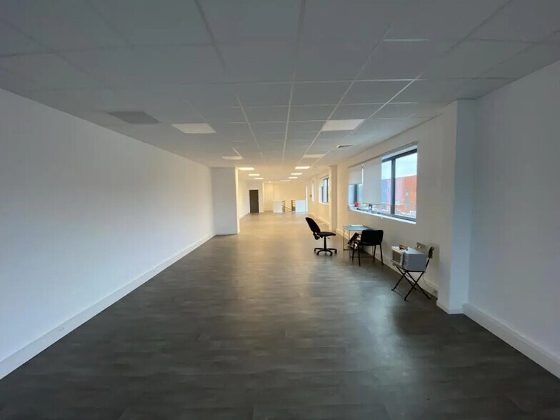 Local d’activités dans SAINT-OUEN-L'AUMONE à louer - Photo de l’immeuble – Image 3 sur 12