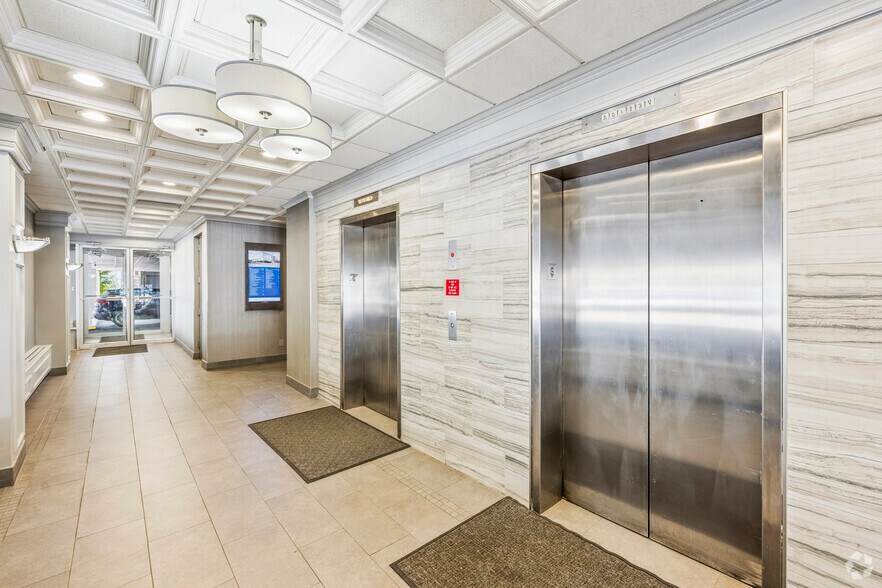 265 Post Ave, Westbury, NY à louer - Hall d’entrée – Image 3 sur 26