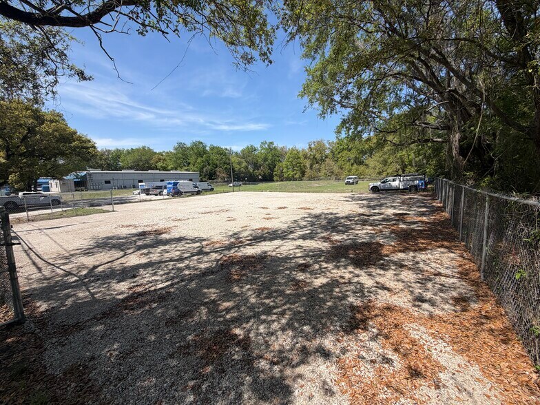 10248 Fisher ave, Tampa, FL à louer - Photo de l’immeuble – Image 3 sur 5