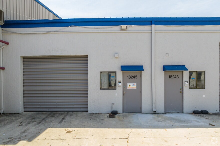 18227-18243 NE 4th Ct, Miami, FL à louer - Photo de l’immeuble – Image 3 sur 15
