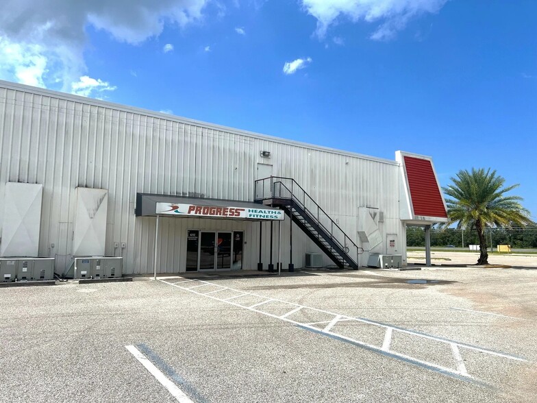 4210 Commercial Way, Spring Hill, FL à louer - Photo de l’immeuble – Image 3 sur 4