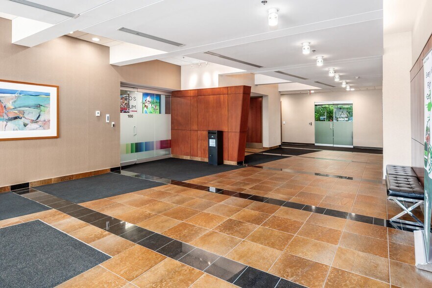 8740 Orion Pl, Columbus, OH à vendre - Photo de l’immeuble – Image 2 sur 16