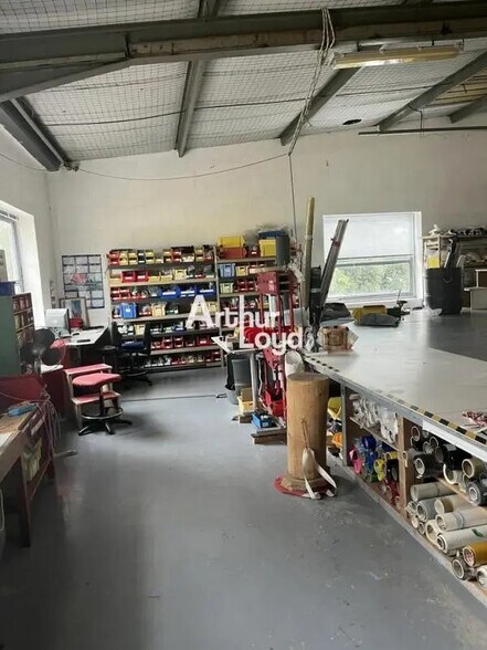 Local d’activités dans Mouans-Sartoux à louer - Photo de l’immeuble – Image 3 sur 15