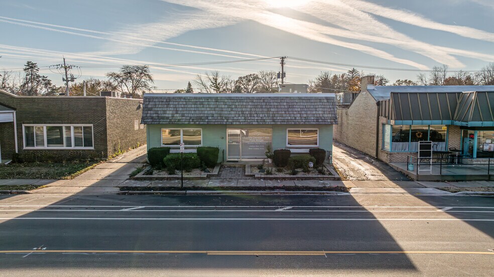 912 Busse Hwy, Park Ridge, IL à louer - Photo de l’immeuble – Image 1 sur 21