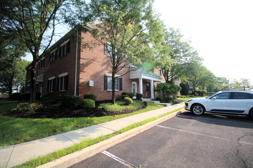 54 Friends Ln, Newtown, PA à vendre - Photo de l’immeuble – Image 3 sur 23