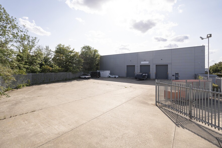 360 Stockley Clos, West Drayton à louer - Photo de l’immeuble – Image 2 sur 6