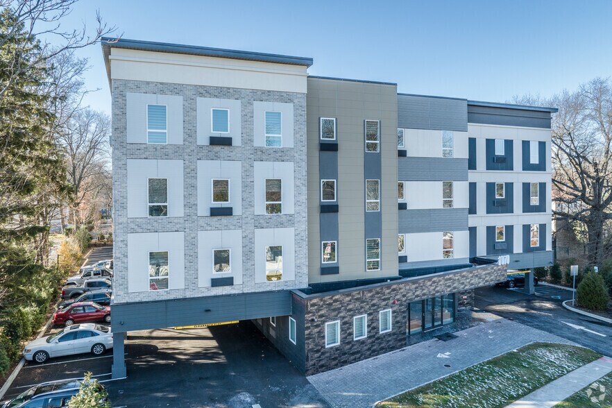 1070 River Rd, New Milford, NJ à vendre - Photo principale – Image 1 sur 14