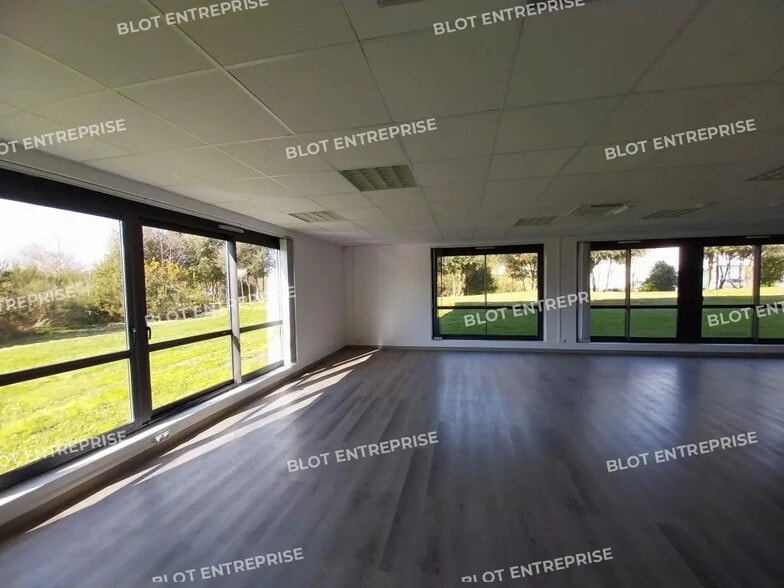 Bureau dans Guérande à louer - Photo de l’immeuble – Image 3 sur 6