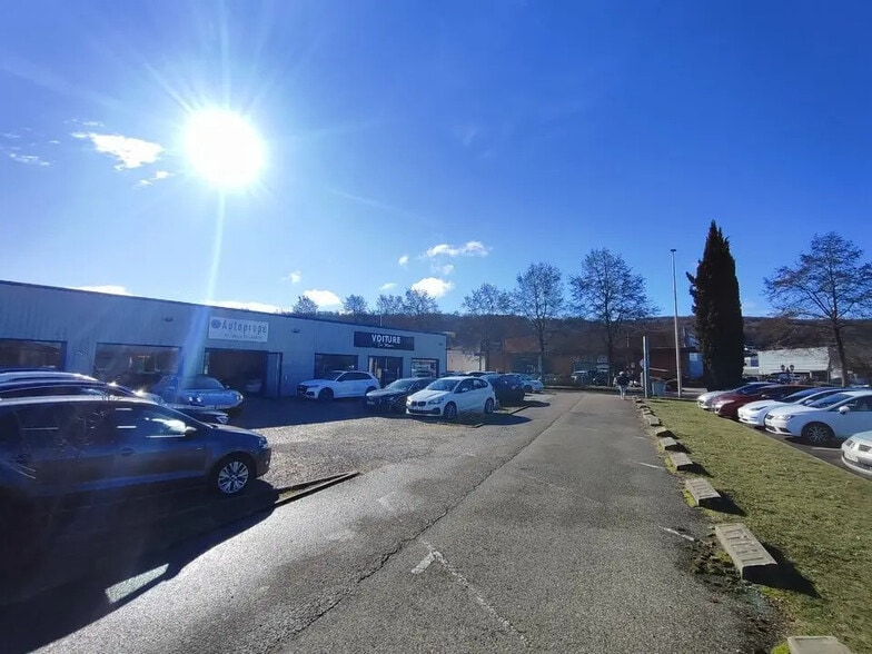 Local commercial dans Bourgoin-Jallieu à louer - Photo principale – Image 2 sur 9