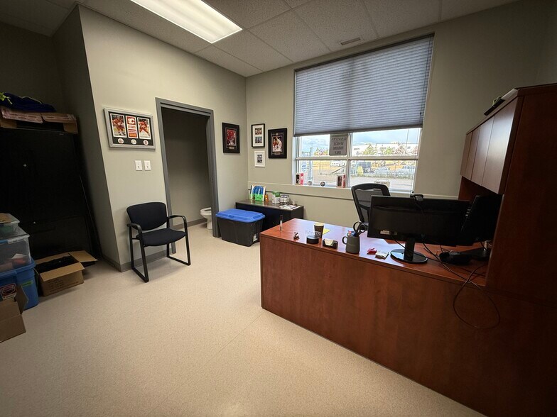 158 Queens Dr, Red Deer, AB à louer - Photo de l’immeuble – Image 3 sur 8