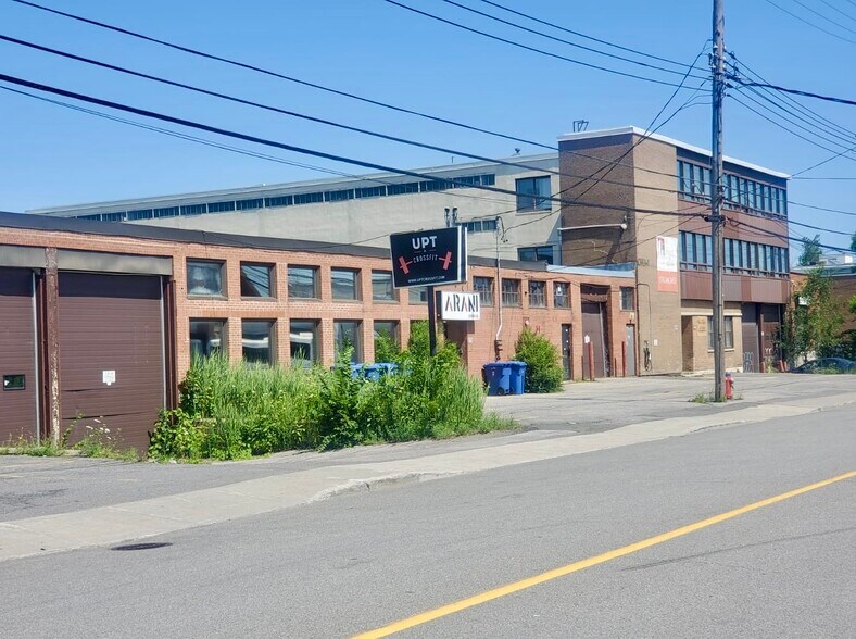 5579-5581 Rue Paré, Mt Royal, QC à louer - Photo de l’immeuble – Image 3 sur 4