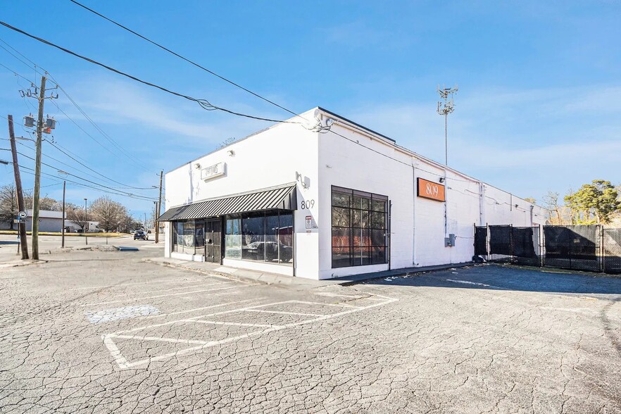 813 Hollywood Rd NW, Atlanta, GA à louer - Photo de l’immeuble – Image 1 sur 2