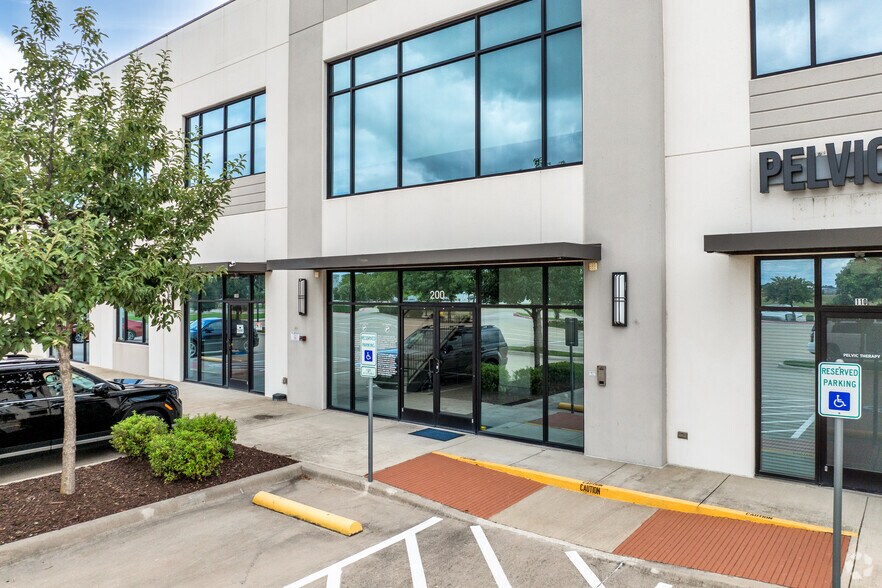 4200 Mapleshade Ln, Plano, TX à vendre - Photo de l’immeuble – Image 3 sur 6