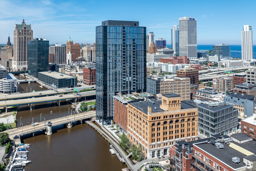 333 N Water St, Milwaukee, WI à louer - Photo de l’immeuble – Image 2 sur 3