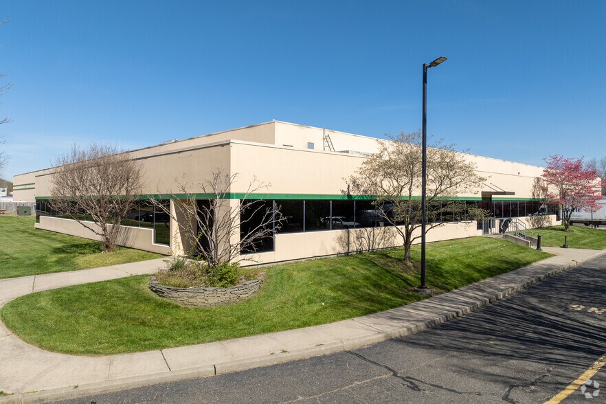 183 Three Brooks Rd, Freehold, NJ à louer - Photo principale – Image 1 sur 9